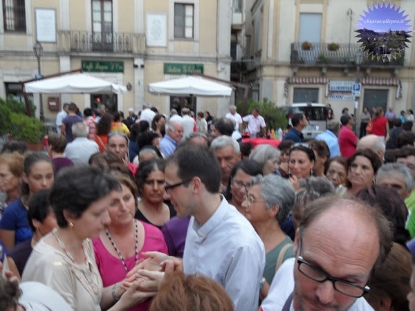 Attorniato dai parrocchiani