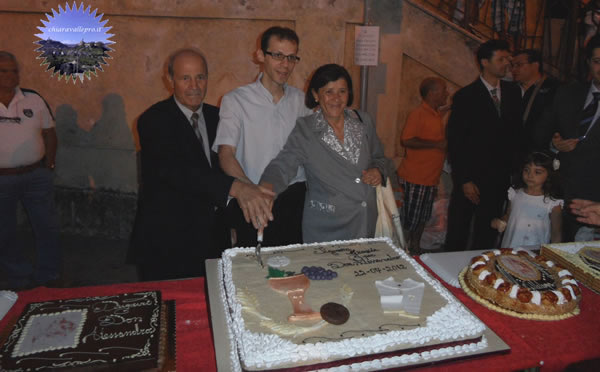 taglio della torta con i genitori